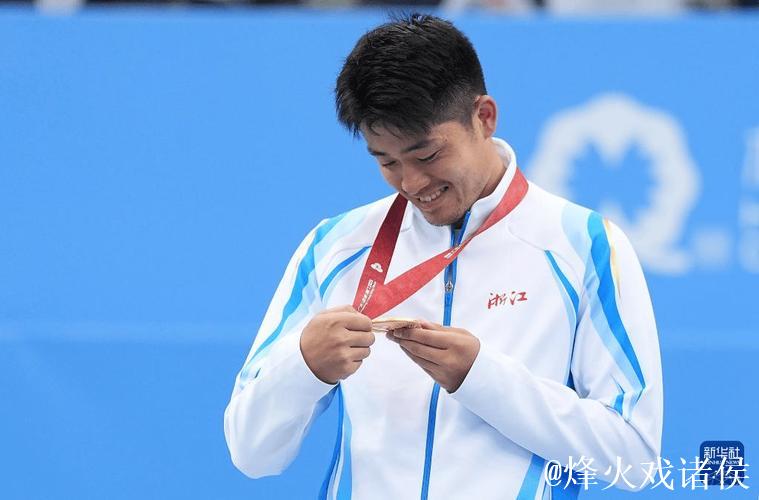 吴易昺2-1击败商竣程 首次闯入全运会网球男单决赛并夺冠 吴易昺2-1击败商竣程 首次闯入全运会网球男单决赛并夺冠