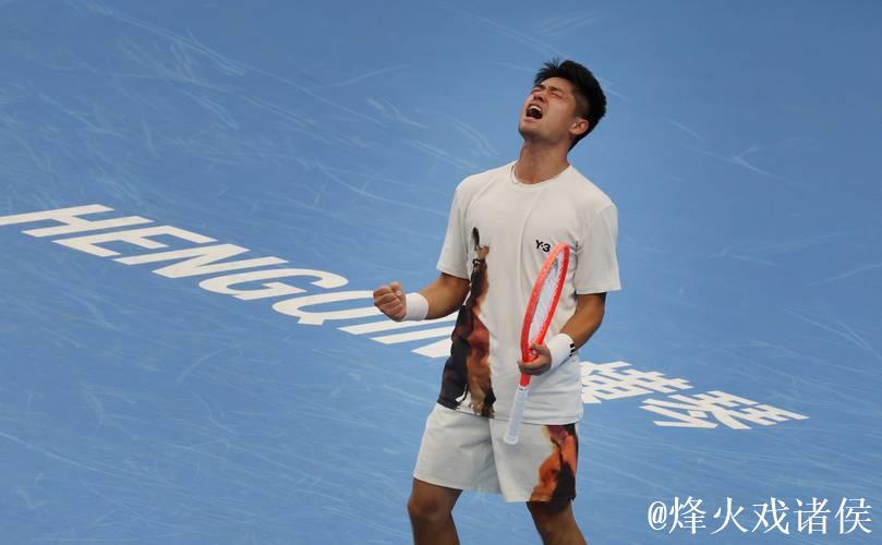 吴易昺2-1击败商竣程 首次闯入全运会网球男单决赛并夺冠 吴易昺2-1击败商竣程 首次闯入全运会网球男单决赛并夺冠